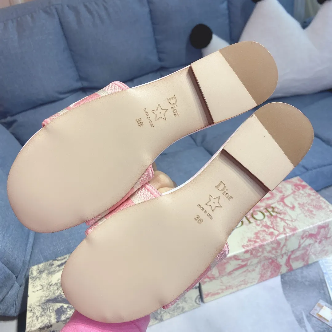 👟👟Ex-factory price 300👟👟 Dior women’s DWAY embroidered half-flops! Flat-soled slippers with letters for street wear. This year, Dor went crazy and changed designers. The whole style changed. Those who liked them quickly grabbed a pair as soon as possible! This knitted embroidered slipper is not just ordinary, comfortable and beautiful. It is a new series of three-dimensional letter embroidered slippers with a very stylish style. It is made with Dior Logo woven canvas embroidery technology! Fashionable touch! Flat slippers are classic, high-quality and glamorous masterpieces. The most popular spring and summer series in the counter are both temperamental, fashionable, classic and attractive. The design style is particularly beautiful on the feet∽ Whether it is a beach vacation or daily wear, it is absolutely full of freshness! ❤️Density embroidery, exquisite ogo texture and delicate lambskin midsole are super comfortable! This must-have item for summer, whether it is a beach vacation or daily wear, it is definitely full of freshness! Made in China with rubber sole and colorful hard box packaging, the high-end and luxurious feel is clear at a glance! Code number: 35——40 41 42 customized color, black, pink, gray